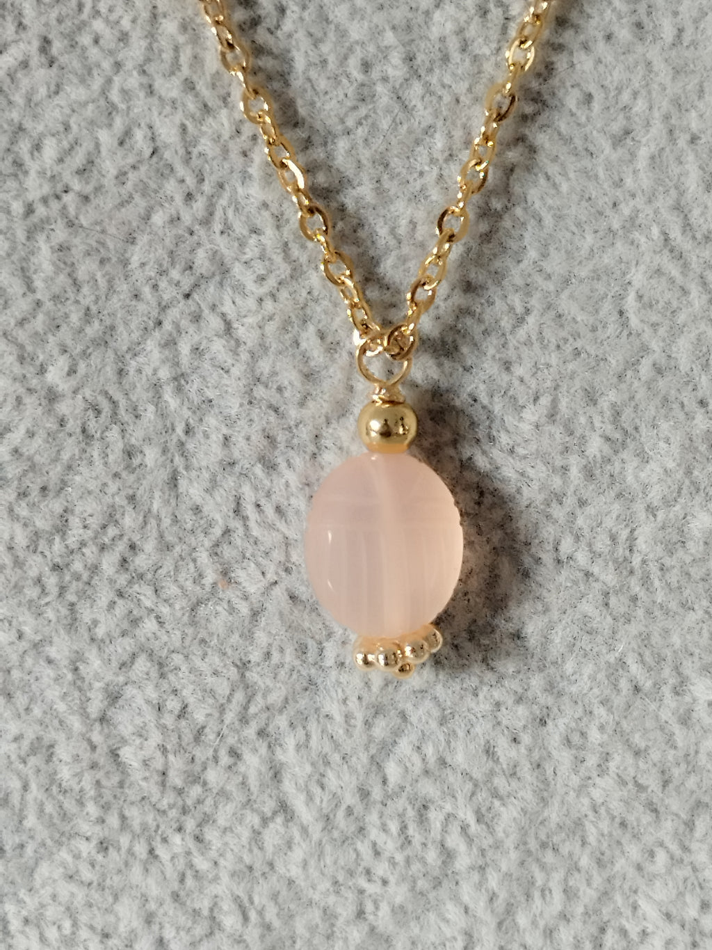 Collier Scarabée Calcédoine Rose - Douceur et Communication