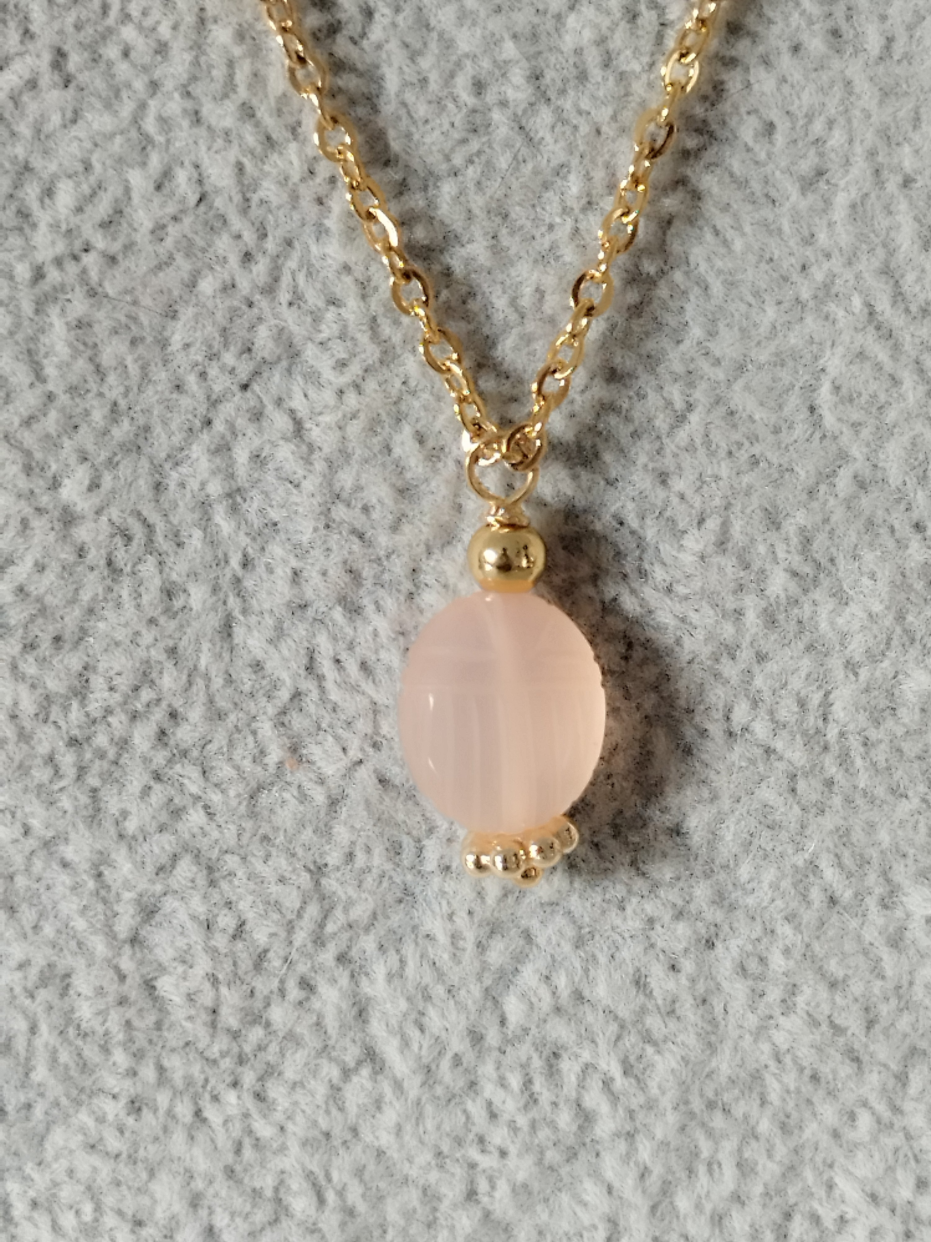 Collier Scarabée Calcédoine Rose - Douceur et Communication