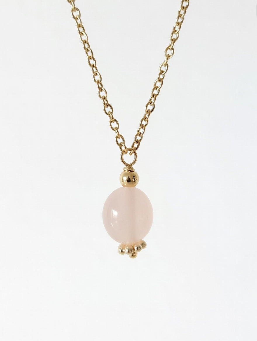 Collier Scarabée Calcédoine Rose - Douceur et Communication
