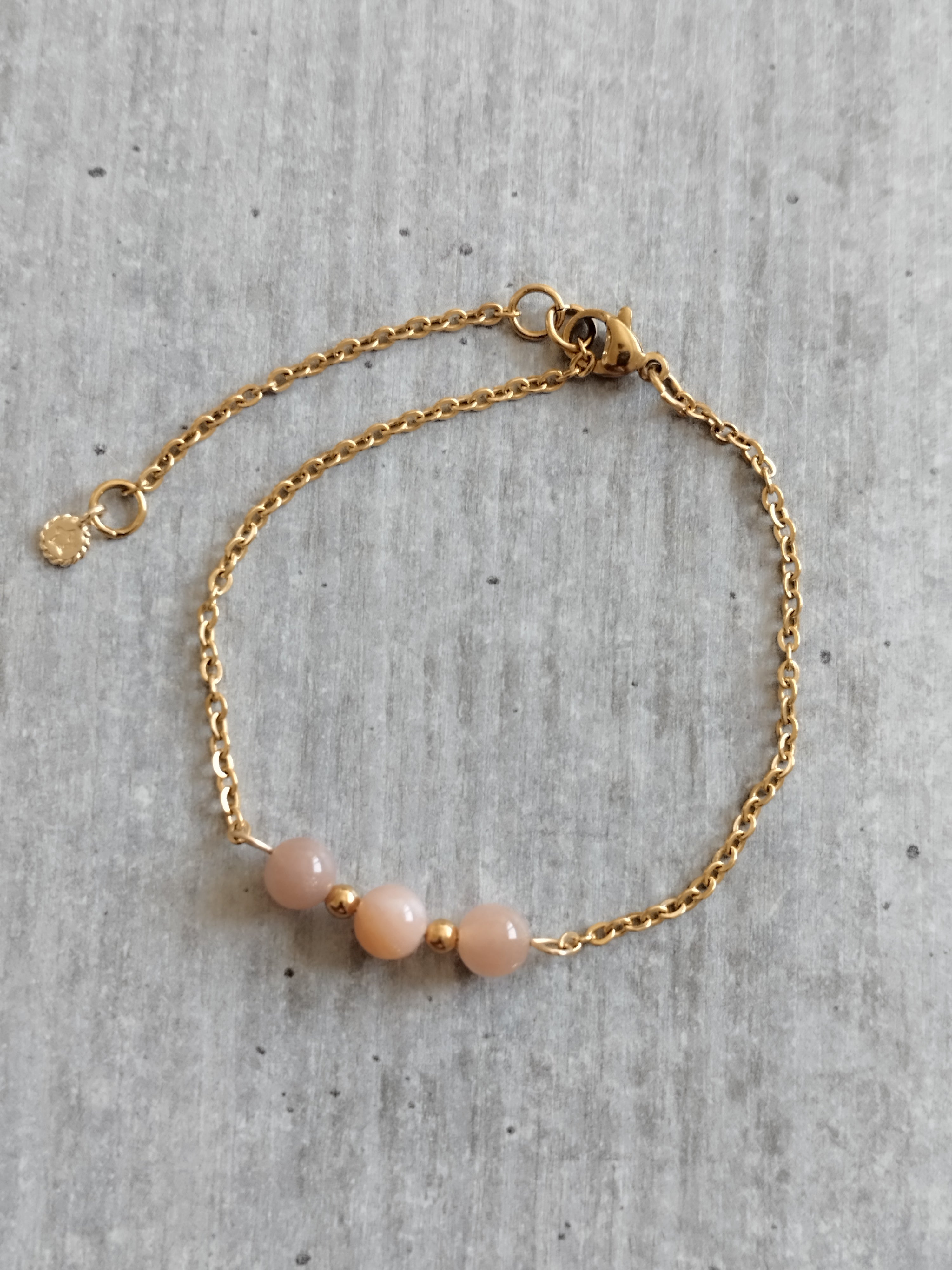 Bracelet en Pierre du Soleil avec Chaîne Dorée