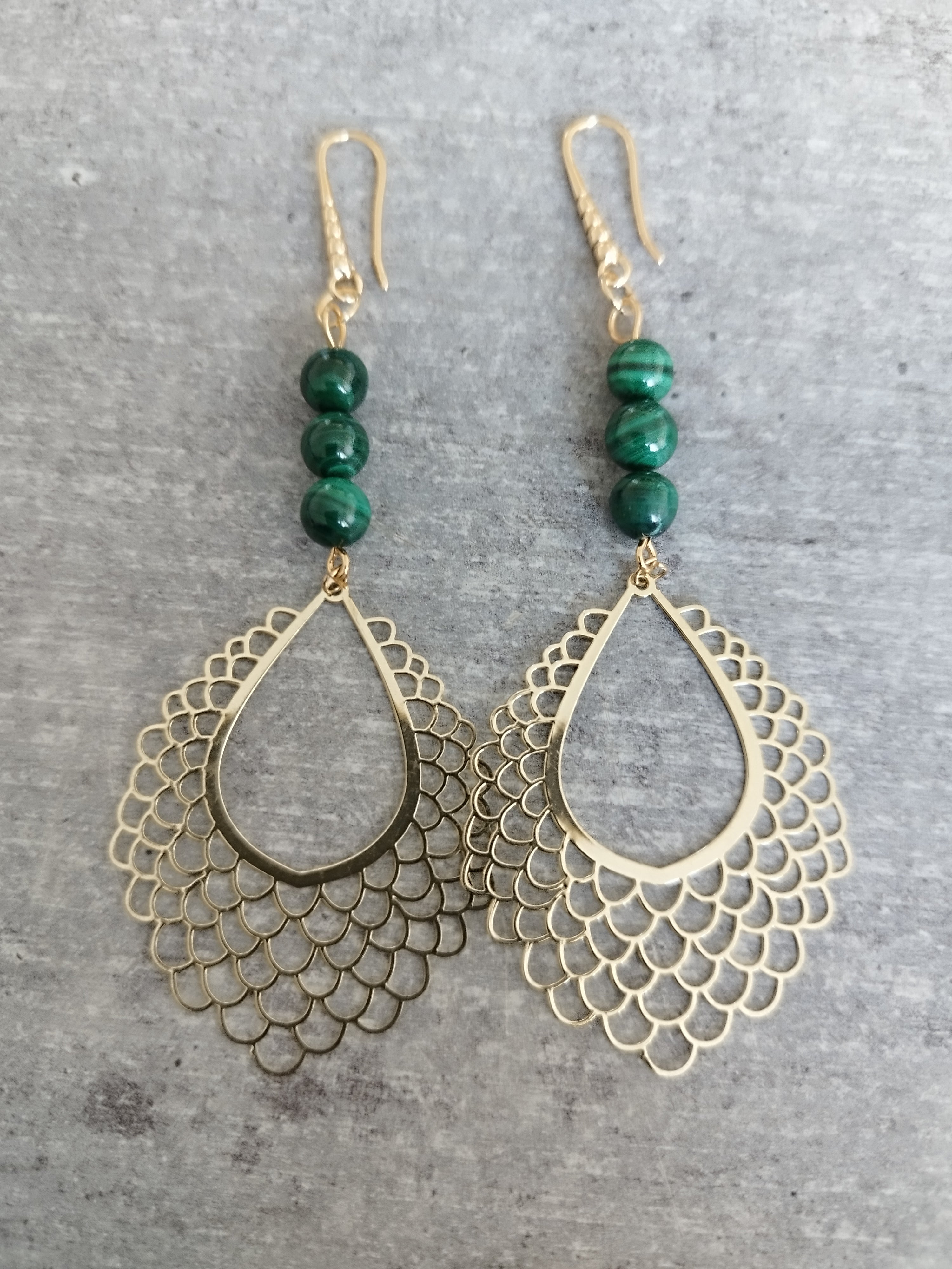 Boucles d'oreilles Malachite avec Estampes Dorées