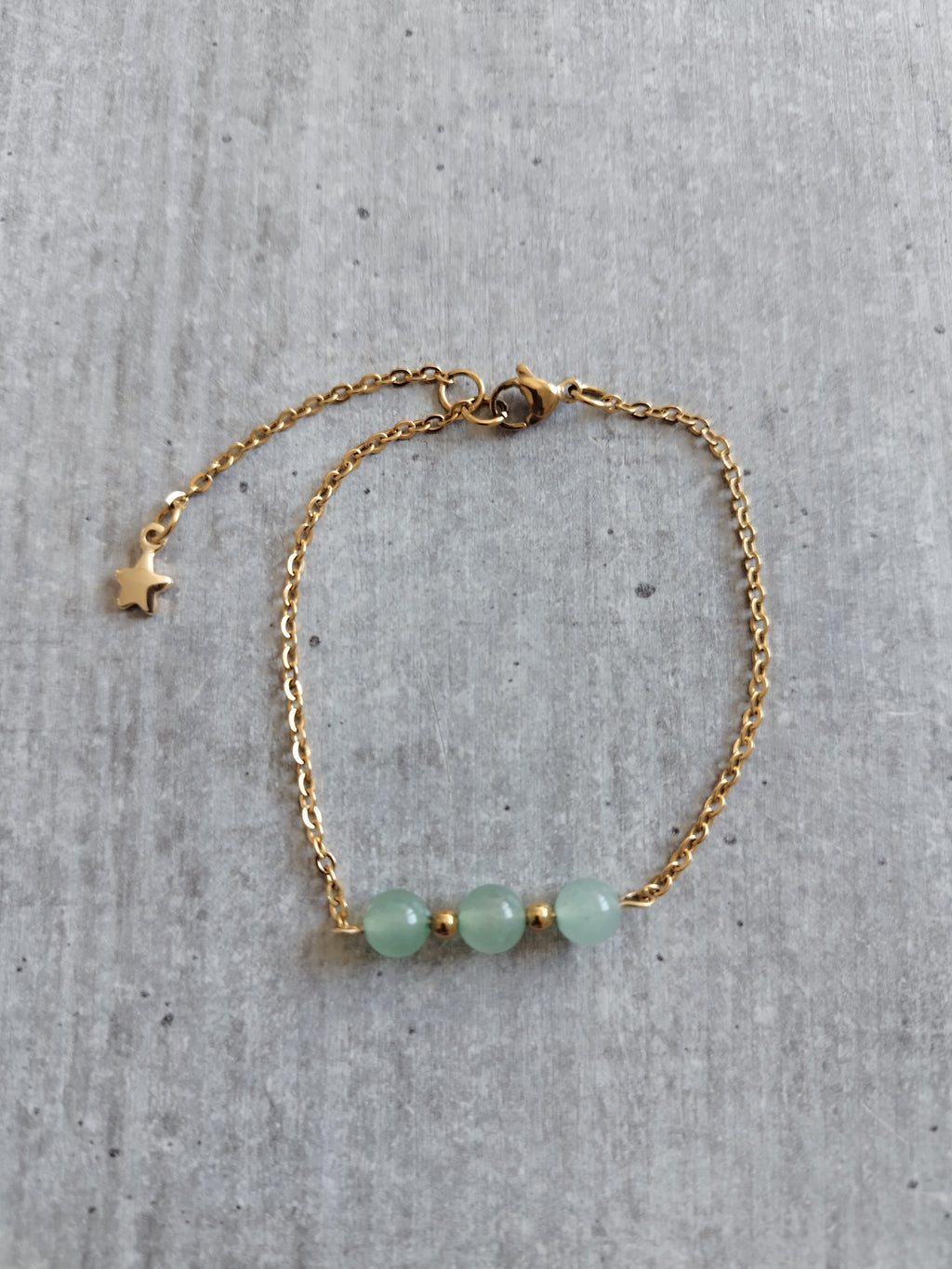 Bracelet en Aventurine Verte avec Chaîne Dorée