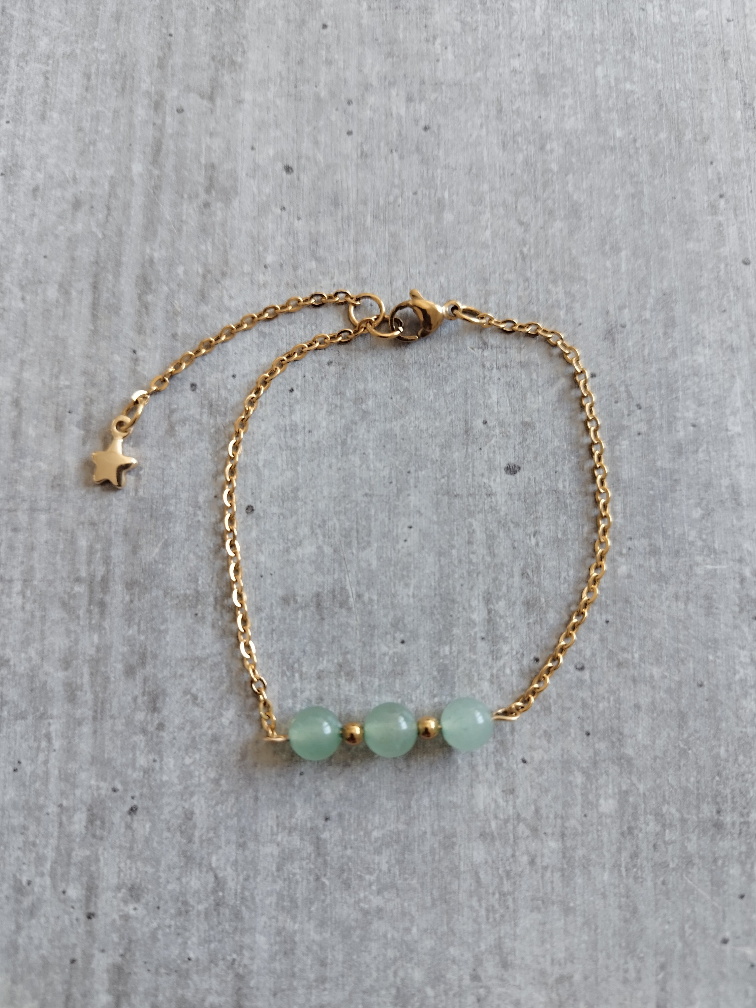 Bracelet en Aventurine Verte avec Chaîne Dorée