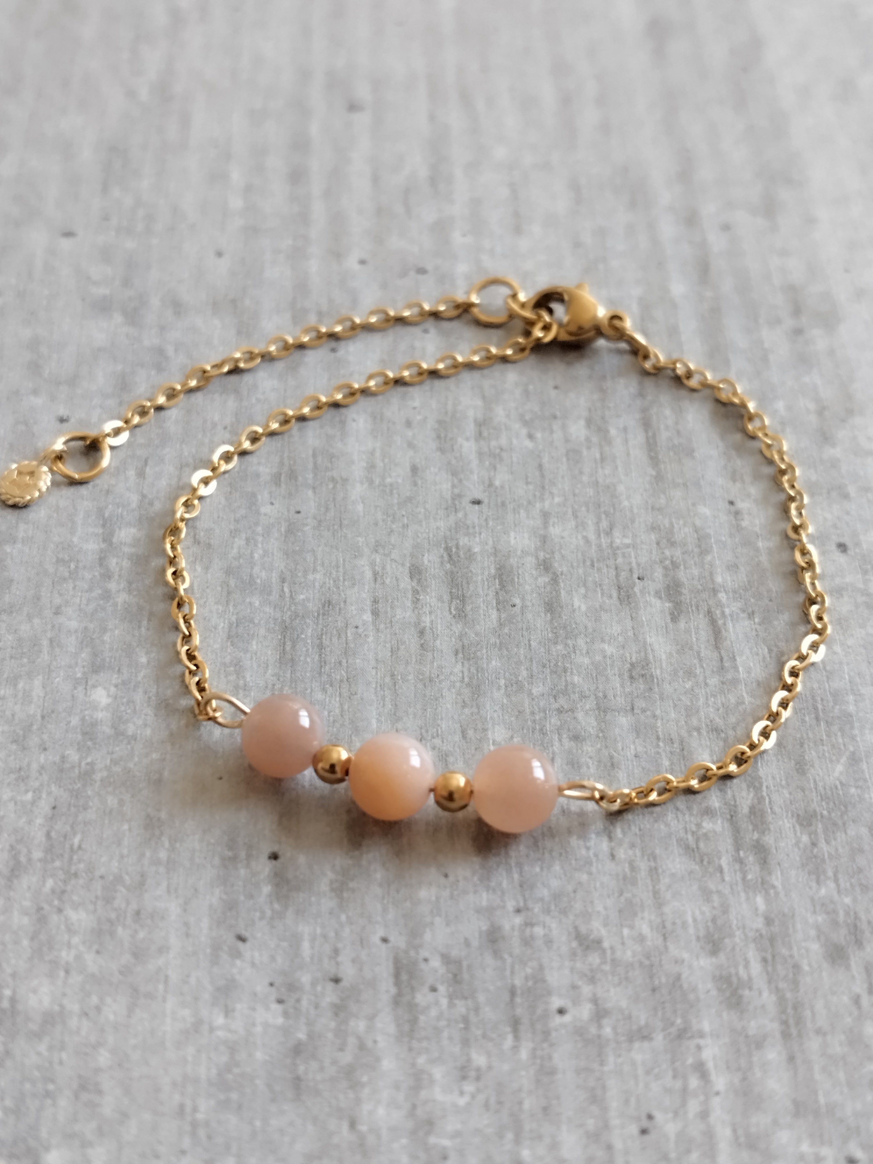 Bracelet en Pierre du Soleil avec Chaîne Dorée