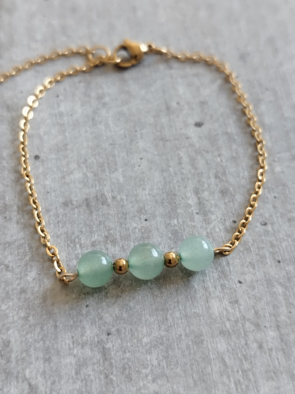 Bracelet en Aventurine Verte avec Chaîne Dorée